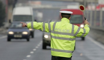 Běžná silniční kontrola měla nečekaný závěr. Auto řídil 15letý chlapec