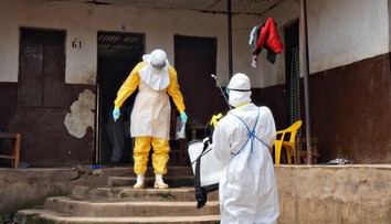Střelba kvůli epidemii eboly. Mladí muži vtrhli do nemocnice