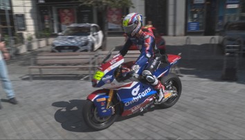 Salač jezdil se závodní motorkou po brněnském náměstí. Věří ve stupně vítězů
