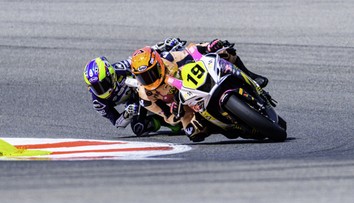 Sexuální plavková kombinéza? Lidé jen rádi hejtí, tvrdí česká motocyklistka