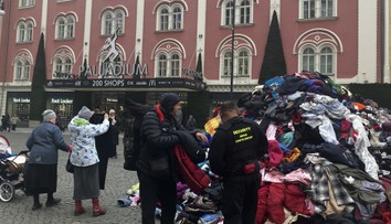 Někdo v centru Prahy vysypal tuny oblečení. Magistrát to schválil, ale neví komu