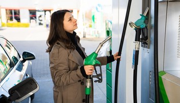 Cenové stropy na pumpách nic neřeší, říká ekonom. Vláda je pozadu za světovým děním