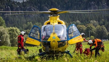 Zásah v Adršpašských skálách, ke zraněnému horolezci vyrazil vrtulník