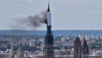 Věž gotické katedrály Notre-Dame v Rouenu zachvátil požár. Zasahovaly desítky hasičských vozů