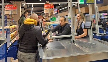 Překvapení v pražském supermarketu. Starosta šel pracovat na kasu
