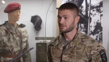 Abych skákal s padákem? Přítelkyně byla zcela proti, popsal člen českých speciálů