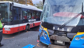 Nehoda v centru Prahy: Tramvaj po srážce s autobusem vykolejila