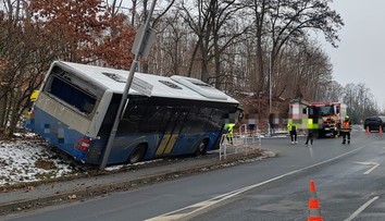 Nehoda autobusu v Domažlicích. Mladý řidič měl vozidlo špatně zabrzdit