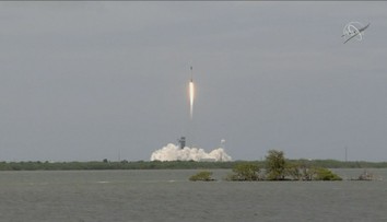 Vesmírná loď Dragon 2 je na cestě k ISS. Veze nové solární panely