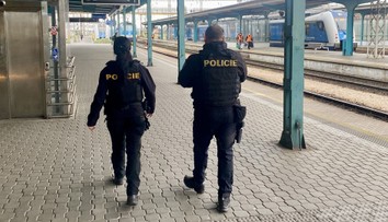 Dopadli cizince, kvůli kterému platí mimořádná opatření. Už útočil i v Česku