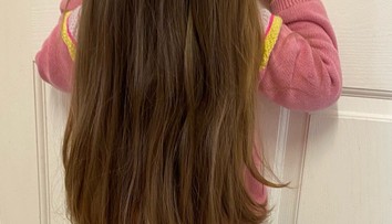 Dívka má vlasy jako pohádková bytost. Lidé kvůli tomu nevěří, kolik jí je