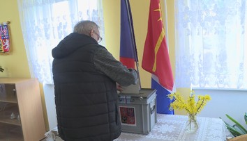 Lidé v desítkách obcí v Česku volí nová zastupitelstva. Ta předchozí se rozpadla