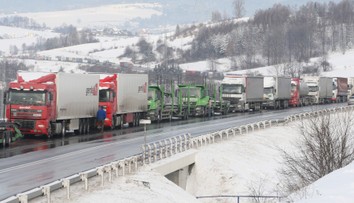 Na hranicích hrozí dopravní kolaps! Od půlnoci začalo platit nové mýto