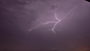 Meteorologové určili, kde za pár hodin udeří bouřky. Hrozí kroupy a prudký vítr