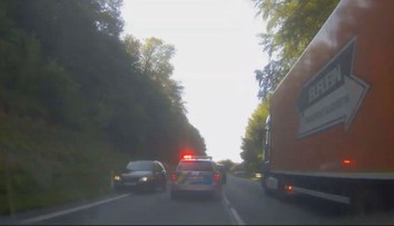 Zběsilá policejní honička! Policisté zastavili řidiče až tvrdým nárazem