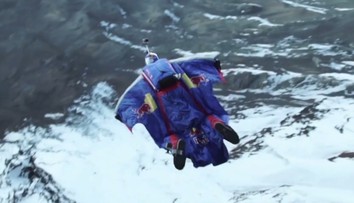 VIDEO: Jak vypadá skok z Kilimandžára? Letěl jako Superman