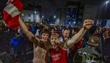 Ikona Arsenalu v čele oslav! Ian Wright pařil s fanoušky po zisku titulu