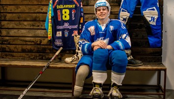 Hraje hokej i bez nohy! Mladý bojovník prohání i zdravé sportovce