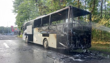 Video: Drama na silnici u Býště. Autobus lehl popelem, cestující stihli utéct