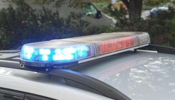 Policie hledala nebezpečnou ženu s nožem. Už je v péči lékařů