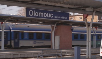 Olomoucké nádraží nabízí řadu služeb. Před ním je ale nepořádek i mrtví potkani