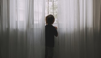Z okna ve čtvrtém patře vypadlo dítě. Do nemocnice ho transportoval vrtulník