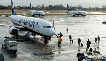 Děsivé záběry! Bouře cloumala s letadlem, piloti nedokázali přistát
