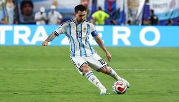 Messi hrdinou i hříšníkem. Po hattricku se řeší jediné: Měl být Argentinec vyloučen?