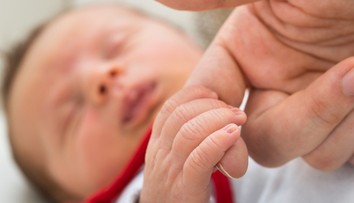 Miminka zbytečně trpí v ústavech. Volných pěstounů je přitom dost