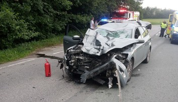 Auto smetlo a zabilo motorkáře, který mu zřejmě nedal přednost