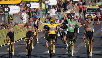 Parťák vítěze Tour de France měl nehodu. Po srážce s autem má po sezoně