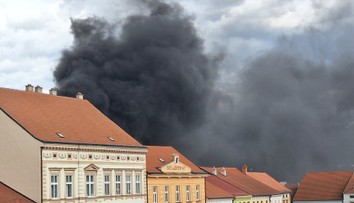 V Ivančicích hoří pošta na náměstí. Nevětrejte a odjeďte pryč, vyzvalo město
