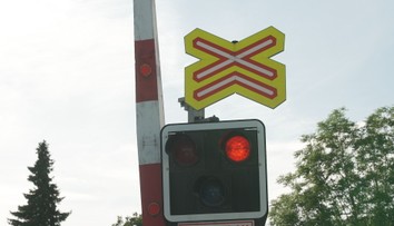 Obrovský hazard: Řidič sanitky objel závory a přejel přes železniční přejezd