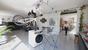 Borec na konec! Rakouský cyklista předváděl doma parádní kousky