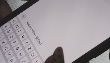Přibývá nehod kvůli mobilu za volantem. Řidiči riskují i používáním handsfree