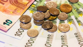 Kurz koruny se prudce propadl. Čechům to prodraží dovolené, tvrdí ekonomové