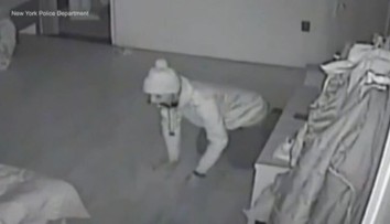 Noční můra: Zatímco spali, zloděj jim prohledával ložnici. VIDEO