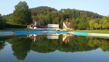 Na koupališti se topil hoch (6). Po převozu do nemocnice zemřel!