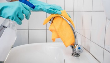 Test čističů koupelen: Některé nenávratně poškozují povrchy!