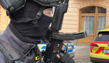 Drama v Nuslích: Muž se chtěl zabít, zaútočil na policisty. Ti ho zastřelili