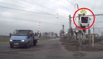 VIDEO: Hazardér na přejezdu. Mohl zabít sebe i jiné!
