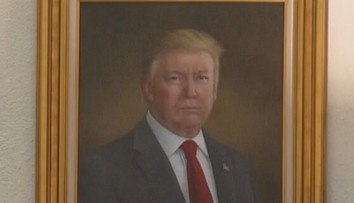 Trumpa rozzuřil nepovedený portrét. Prý je zkažený schválně a mají ho sundat