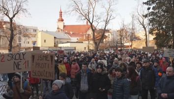 Sloučení základních škol v Holešově čelí kritice. Na Zlínsku proběhla demonstrace