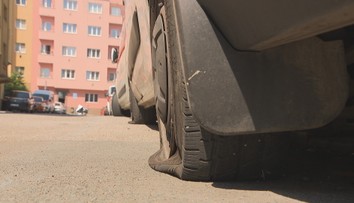 Parkování sanitek na Břevnově vyvolalo spor. Tři vozy někdo poškodil