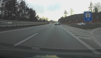 Řidič jel na čtyřproudovce v protisměru. V autě vezl malou dcerku