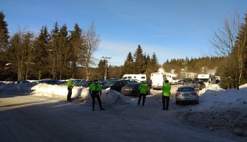 Parkoviště na horách se rychle plní! Policisté musí řídit dopravu