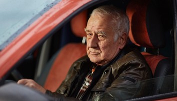 Senior vjel na D5 do protisměru. Dělník ho sprostě seřval, Čechy to rozdělilo