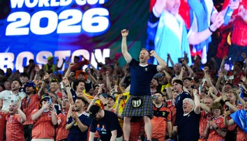 Skotové se utrhli ze řetězu! Na cestě na MS vysušili palubní bar