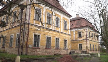Z krásného zámku je ruina. Uvnitř zbylo pár pokladů, podívejte se na ně