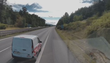 Na D5 vybržďovala dodávka Strabagu kamion. Řidič pak ukazoval vulgární gesta